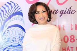 Cha con Nguyễn Ánh 9 đệm đàn cho danh ca Ý Lan