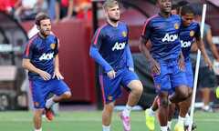 Ashley Young được lòng Van Gaal, Luke Shaw bị chê yếu thể lực