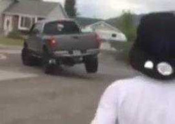 Clip: Cảnh sát lái xe bán tải chặn đầu tên cướp ngoạn mục