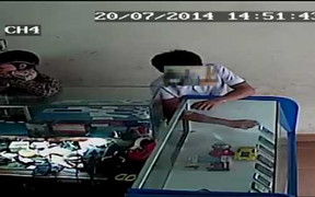 Cận cảnh thủ đoạn trộm điện thoại khó lường