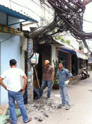 Cột điện gãy đôi, đánh lửa 'dọa' cả khu phố