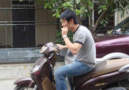 Văn Quyến bị chê bệ rạc, hút thuốc trong giờ thi đấu