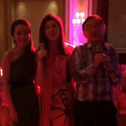 Clip: Cựu Thủ tướng Yingluck hát mừng sinh nhật anh trai