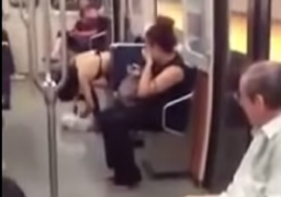 Clip: Một phụ nữ vặt lông, ăn sống ngỗng trên tàu gây kinh hãi