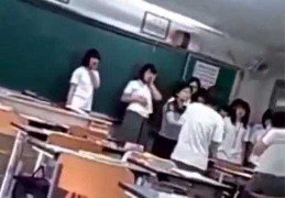 Clip cô giáo tát liên tiếp cả nhóm học sinh nữ xôn xao dân mạng