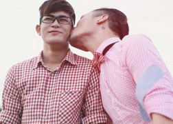 Thí sinh X-Factor gây sốc với nụ hôn đồng tính