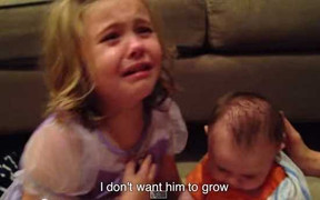 Clip cô bé khóc nhè vì sợ em lớn thu hút hàng triệu lượt xem