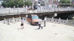 Clip: Một phụ nữ lái ôtô đâm thủng lan can, lao ra khỏi cầu