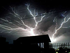 Clip: Trú mưa trong chợ, 5 người bị sét đánh thương vong