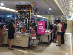 Hàng hiệu ở Tràng Tiền Plaza giảm giá 'sốc' vẫn ế ẩm