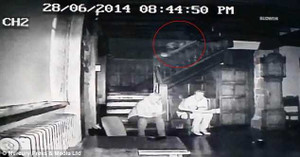 Clip: Bóng ma nhìn vào camera rồi đi lên cầu thang