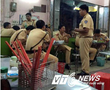 Kiểm điểm CSGT bỏ trực ăn đêm, phì phèo thuốc lá