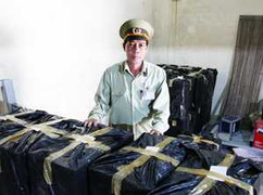 Xe đông lạnh chở 12.500 bao thuốc lá lậu