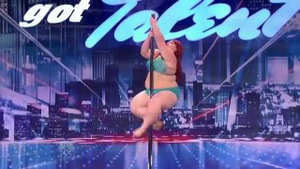 Màn múa cột nóng bỏng của cô gái béo ú