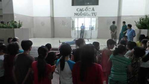 Một phụ nữ tự cắt tay, nhảy lầu tự tử