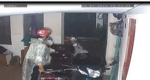 Clip: Trộm ung dung lấy 2 xe máy rồi khóa cửa khu trọ