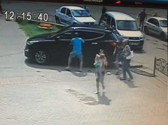 Clip: Em bé thoát chết thần kỳ khi bị ôtô lao thẳng vào