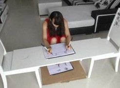 Cô gái có khả năng viết cùng lúc bằng cả 2 tay 2 chân