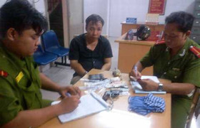 Bắt tên giang hồ mang súng quân dụng dạo phố Sài Gòn