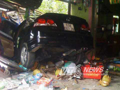 Xe 'điên' tông sập nhà dân, 3 người thương vong