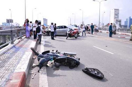 Xế hộp 'đại náo' cầu Calmette, 3 người trọng thương