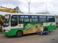 Xe buýt tấp lề đón trả khách gây tai nạn chết người