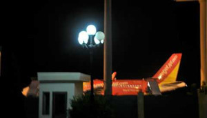 Máy bay VietJet không thể hạ cánh vì sân bay hết chỗ