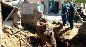 Đào móng, thấy đầu đạn tên lửa nặng 200kg