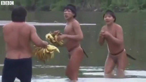 Video: Bộ lạc sống như thời Cổ Đại lần đầu giao tiếp với thế giới