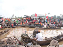 Hàng trăm người dùng ghe chống đoàn cưỡng chế