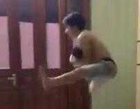 Ông bố trẻ ru con ngủ 'bá đạo' chưa từng thấy