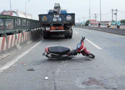 Tông vào đuôi xe tải cẩu chạy lùi, 2 người thương vong