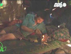 Bố mẹ lấy tiền chính sách của con để hút thuốc phiện