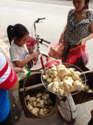 Bé gái 10 tuổi đi bán củ đậu mưu sinh