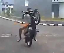 Thanh niên bốc đầu xe giương oai, lao xuống mương nhục nhã