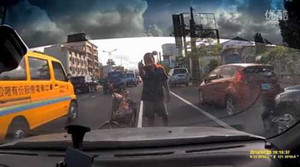 Clip: Bị gã đàn ông chặn đầu xe ăn vạ, nữ tài xế... ăn vạ lại