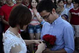 Cựu nữ sinh Đại học Ngoại thương cầu hôn bạn trai giữa quảng trường