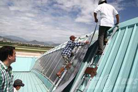 Ảnh: 'Chữa bệnh' dột như mưa ở sân bay Đà Nẵng