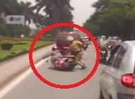 Clip: Cảnh sát lao ra dừng xe phụ nữ, cả 2 ngã lăn ra đường