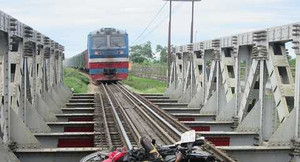 Xe máy phát nổ trên đường tàu, một người bị thiêu cháy