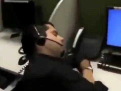 Ngủ gật bị đồng nghiệp dọa cho 'chết đi sống lại'