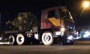 Containter kéo lê nam thanh niên cùng xe máy