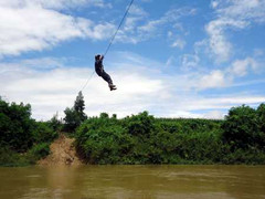 Rùng mình cảnh đu 'cáp treo' tự chế qua sông