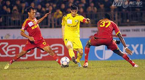 Nghịch cảnh V-League: Công Vinh giá bạc tỷ, cầu thủ phải ăn mỳ