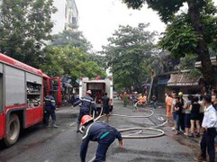 Hà Nội: Cháy lớn thiêu rụi 3 căn hộ ở quận Hoàn Kiếm