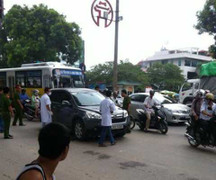 Hà Nội: Ép xe ô tô vào lề đường, đâm tài xế chết tại chỗ