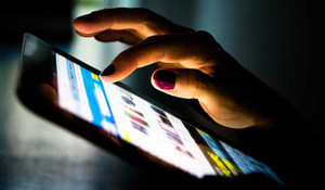 Dùng máy tính bảng lúc tắm bị điện giật chết