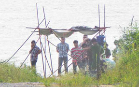 Giám định ADN thi thể trôi sông trùng với người thân chị Huyền