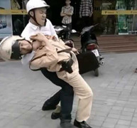 CSGT bị người vi phạm đánh nhập viện