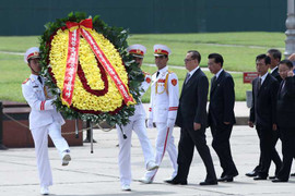 Bộ trưởng Ngoại giao Triều Tiên viếng Lăng Bác